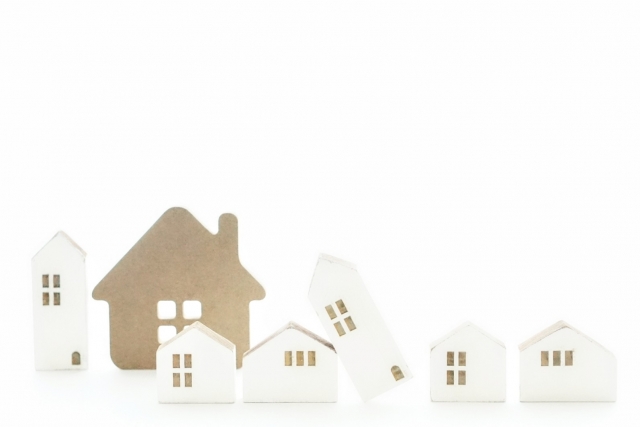 傾く家のイメージ